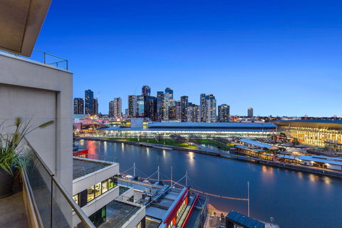 Melbourne Holiday Apartments Flinders Wharf - New South Wales Tourism  5