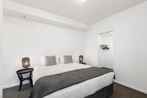 Melbourne Holiday Apartments Flinders Wharf - New South Wales Tourism  13