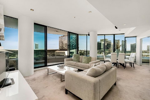 Melbourne Holiday Apartments Flinders Wharf - New South Wales Tourism  28
