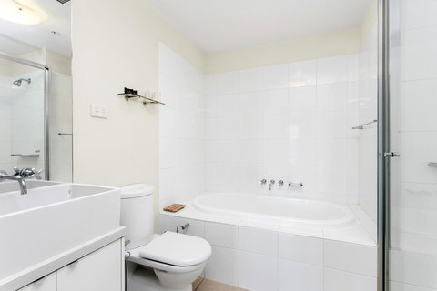 Waterfront Melbourne Apartments - New South Wales Tourism  26