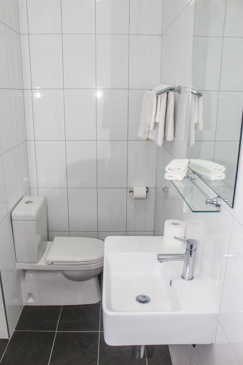 CROWN CENTRAL BUSINESS DISTRICT MOTEL - NO UNDER 18s - New South Wales Tourism  17