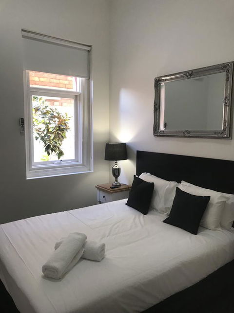 CROWN CENTRAL BUSINESS DISTRICT MOTEL - NO UNDER 18s - New South Wales Tourism  18