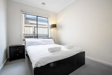 Holiday Rose - New South Wales Tourism  11