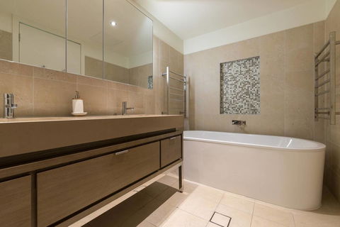 Waterfront 3 Bedroom Luxury Home Victoria Harbour - New South Wales Tourism  9