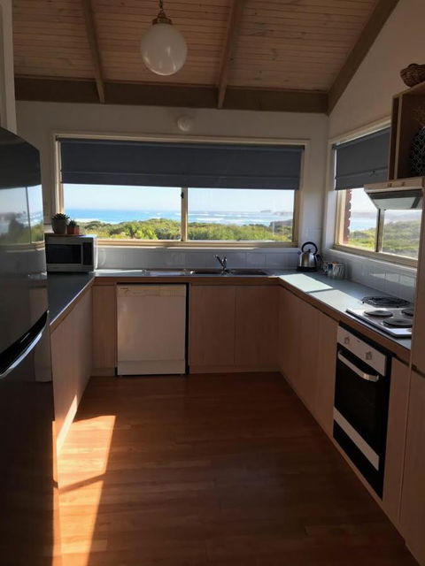 Sunsets On Martyrs Luxury Coastal Beach House Peterborough - New South Wales Tourism  9