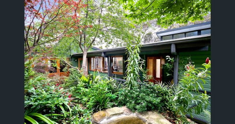The Black Cockatoo - Secret Garden Mountains Home - New South Wales Tourism  0