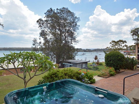 The House On The Lake @ Fishing Point, Lake Macquarie - Honestly Put The Line In And Catch Fish - New South Wales Tourism  1