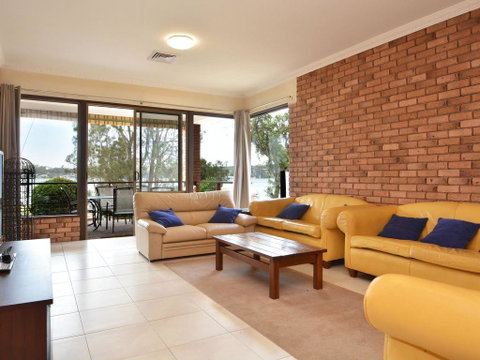 The House On The Lake @ Fishing Point, Lake Macquarie - Honestly Put The Line In And Catch Fish - New South Wales Tourism  3