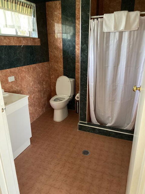 THE QUEENSLANDER MOTEL - New South Wales Tourism  1