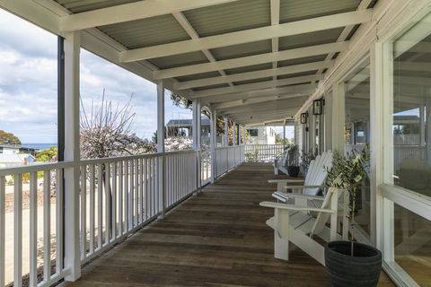 The Summer House Retreat Torquay - New South Wales Tourism  1