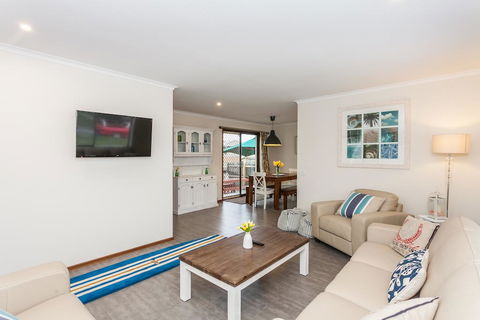 Torquay Retreats Aus- TwentyTwo Pride - New South Wales Tourism  2