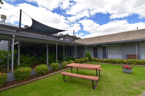 Townhouse Motel Cowra - New South Wales Tourism  1