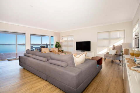 Tranquility Absolute Waterfront - Pet Friendly - 10 Mins To Hyams Beach - New South Wales Tourism  2