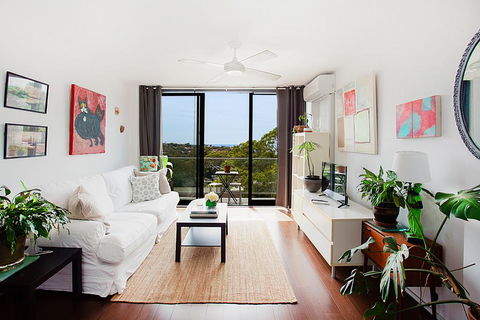 Treetop Retreat Five Minute Stroll To The Beach - New South Wales Tourism  0