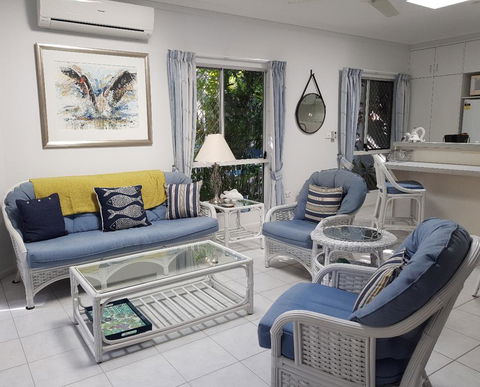 Trinity Beach POOLSIDE Apartment - New South Wales Tourism  0