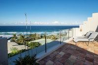 Tuscan inspired townhouse minutes from the beach