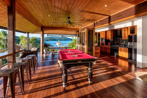 Uisce Luxury Holiday House With Jacuzzi Pool Table Cinema Premium Foxtel And Two Buggies - New South Wales Tourism  3