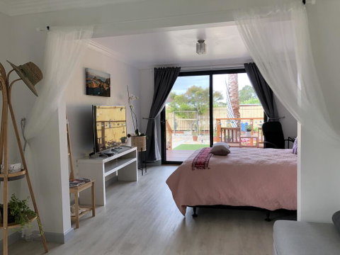 Unique Quiet Bungalow Little Bali Geelong - New South Wales Tourism  1