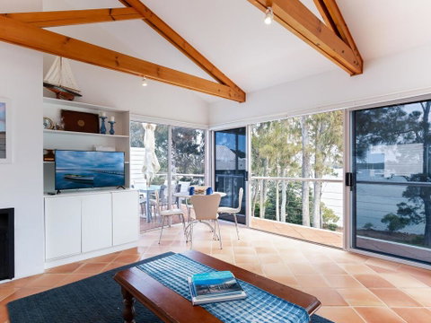 Unit 1 44 Danalene Pde Fantastic Waterfront Property With Air Con - New South Wales Tourism  3