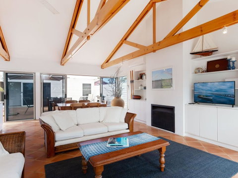 Unit 1 44 Danalene Pde Fantastic Waterfront Property With Air Con - New South Wales Tourism  2
