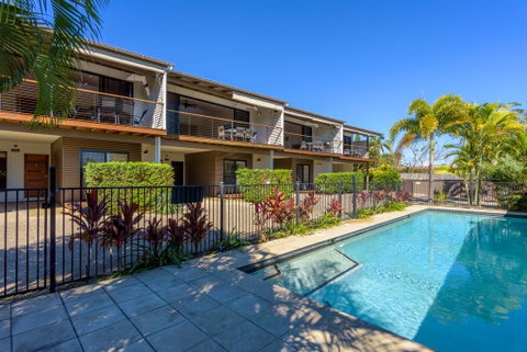Unit 1 Rainbow Surf - Modern, Two Storey Townhouse With Large Shared Pool, Close To Beach And Shop - New South Wales Tourism  1