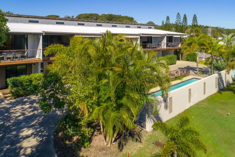 Unit 1 Rainbow Surf - Modern, Two Storey Townhouse With Large Shared Pool, Close To Beach And Shop - New South Wales Tourism  3