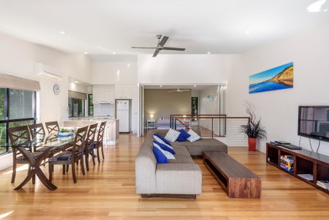 Unit 1 Rainbow Surf - Modern, Two Storey Townhouse With Large Shared Pool, Close To Beach And Shop - New South Wales Tourism  0