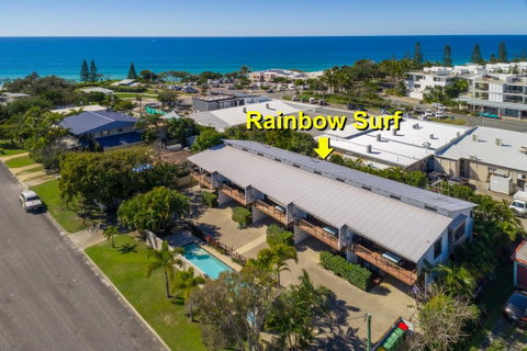 Unit 1 Rainbow Surf - Modern, Two Storey Townhouse With Large Shared Pool, Close To Beach And Shop - New South Wales Tourism  2
