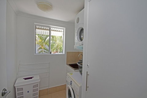 Unit 2, Beach Gallery, 9 Andrew Street Point Arkwright, 500 BOND, LINEN SUPPLIED - New South Wales Tourism  2