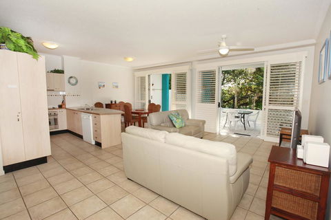 Unit 2, On The Park, 22 Frank Street Coolum Beach, 400 BOND, LINEN INCLUDED - New South Wales Tourism  2