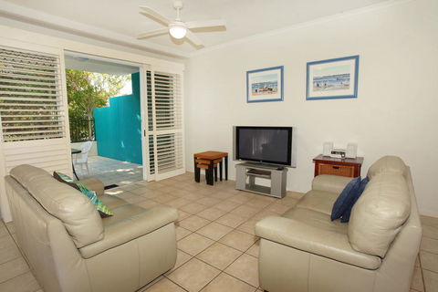 Unit 2, On The Park, 22 Frank Street Coolum Beach, 400 BOND, LINEN INCLUDED - New South Wales Tourism  3