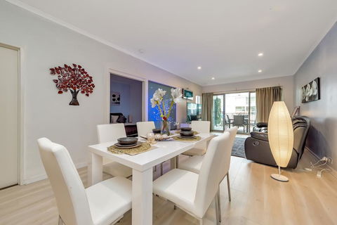 Venetian Canal Apartment-Close To Beaches And Marina - New South Wales Tourism  1