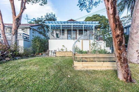 Vibrant Oversized Studio In Leafy Balgowlah - New South Wales Tourism  1