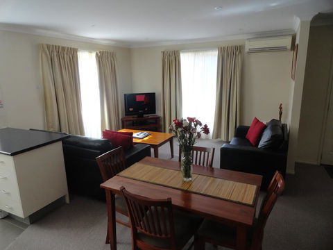 Victoria Lodge Motor Inn & Apartments - New South Wales Tourism  1