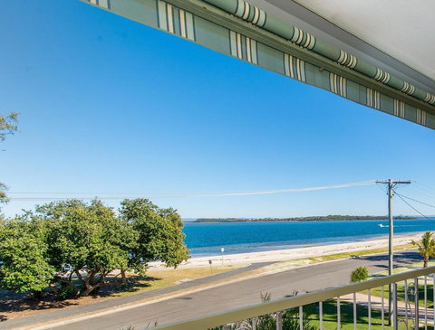 VIEWS VIEWS VIEWS! Front Top Floor Waterfront Unit - Chnook Apartments South Esp, Bongaree - New South Wales Tourism  0
