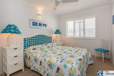 VIEWS VIEWS VIEWS! Front Top Floor Waterfront Unit - Chnook Apartments South Esp, Bongaree - New South Wales Tourism  2