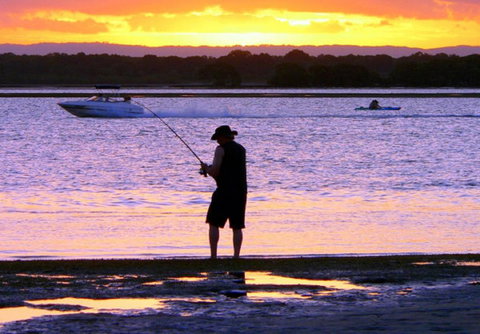 VIEWS VIEWS VIEWS! Front Top Floor Waterfront Unit - Chnook Apartments South Esp, Bongaree - New South Wales Tourism  1