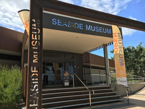 VIEWS VIEWS VIEWS! Front Top Floor Waterfront Unit - Chnook Apartments South Esp, Bongaree - New South Wales Tourism  3