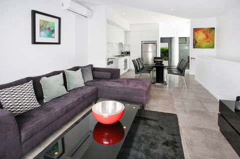 Views From Red Hill - Modern And Spacious Split-Level Executive 3BR Red Hill Apartment Close To CBD - New South Wales Tourism  0