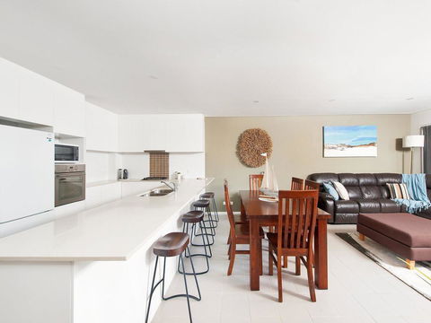 Villa Serene @ Fingal Bay - New South Wales Tourism  2