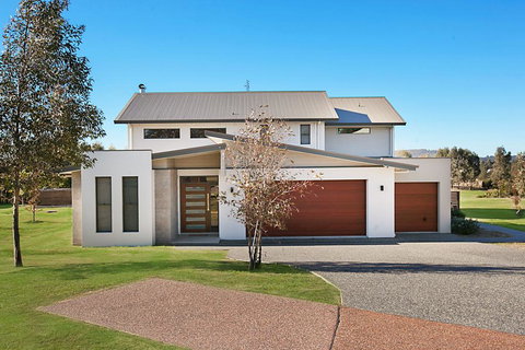 Vineyard Views - New South Wales Tourism  0