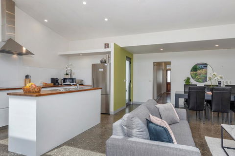 Walk To Salamanca, Queens Cottage LUX 3bdm Queens Cottage - New South Wales Tourism  1