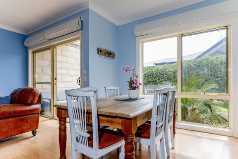 WALKIN ON SUNSHINE - STROLL TO BEACH BREAK - New South Wales Tourism  1