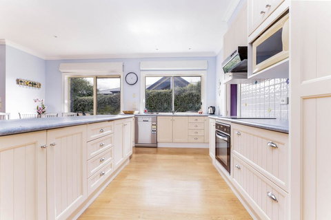 WALKIN ON SUNSHINE - STROLL TO BEACH BREAK - New South Wales Tourism  2