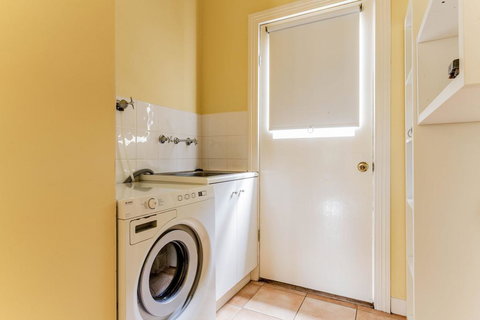 WALKIN' ON SUNSHINE - New South Wales Tourism  3