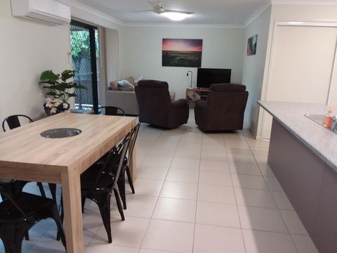Waratah And Wattle Apartments - New South Wales Tourism  0