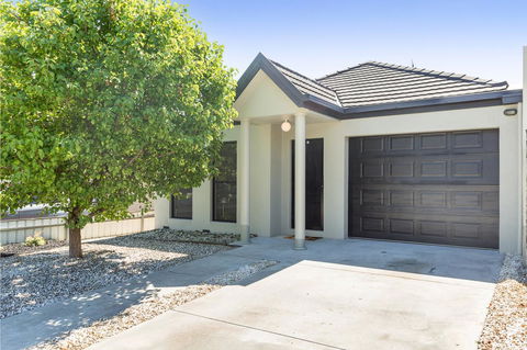 Black Lotus Townhouse - New South Wales Tourism  0