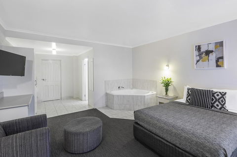 Cathedral Motor Inn - New South Wales Tourism  18