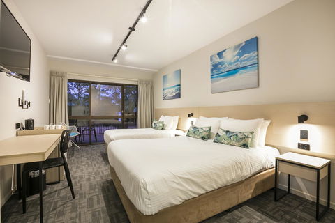 Nightcap At Kawana Waters Hotel - New South Wales Tourism  11