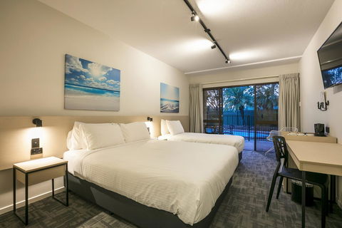 Nightcap At Kawana Waters Hotel - New South Wales Tourism  1